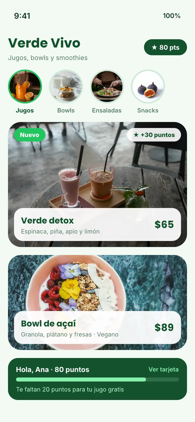 Menú de jugos y bowls con categorías en círculos, tarjetas con foto y el saldo de puntos del cliente